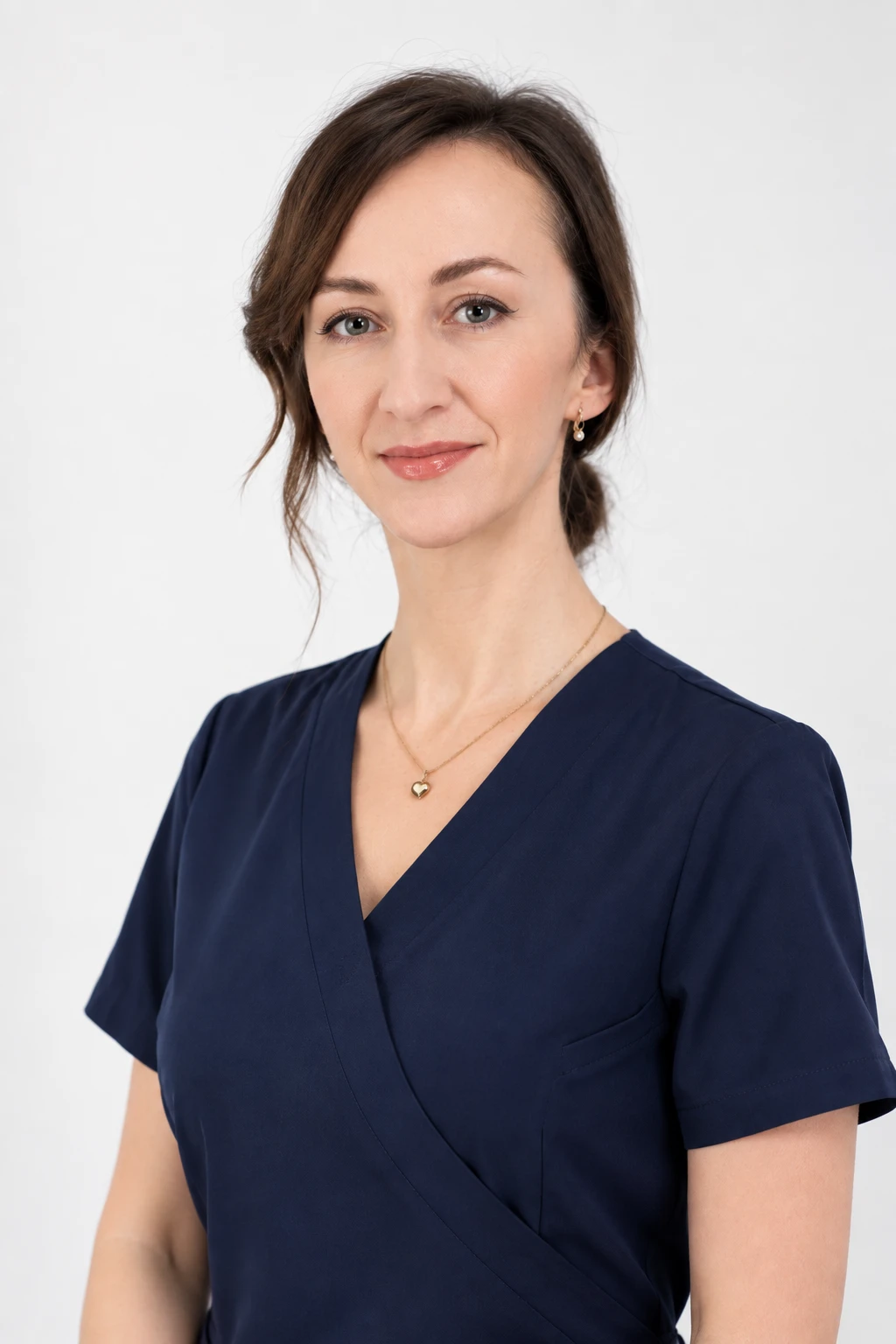 lek. dent. Beata Mateja-Kuncman w granatowym uniformie medycznym